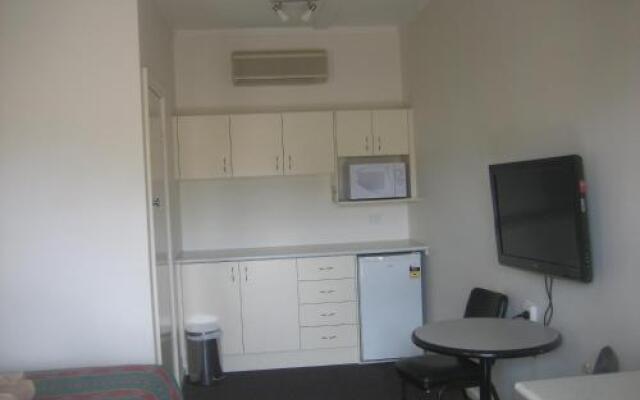 Golden Hills Motel