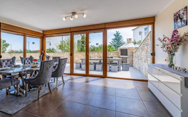 Awesome Home in Liznjan With Wifi and 2 Bedrooms