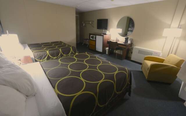 Super 8 by Wyndham Hearst ON