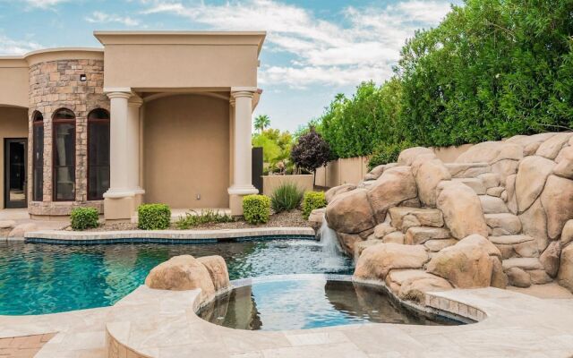 Primrose by AvantStay | Sleeps 23! Desert Estate w/ Theater & Pool + Hot Tub