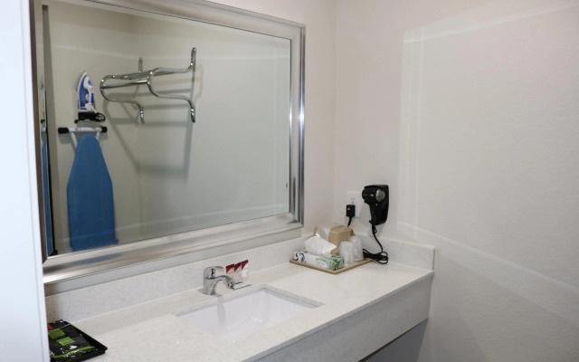 Scottish Inn & Suites - IAH Airport