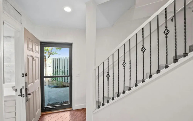 Two-story Condo With Private Deck, Wifi and Courtyard Pool Access