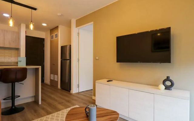 w Radiant 1BR With Modern Balcony in San Isidro