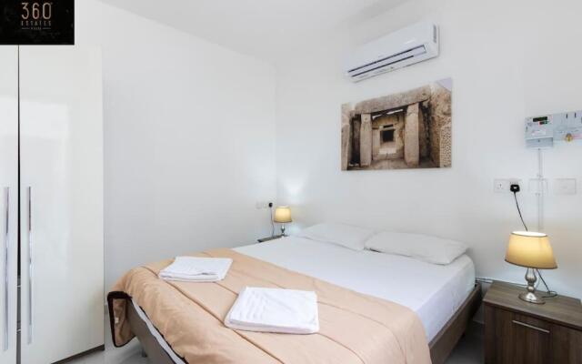 Comfy sofa, Super Penthouse with comfortable BED 360 Estates