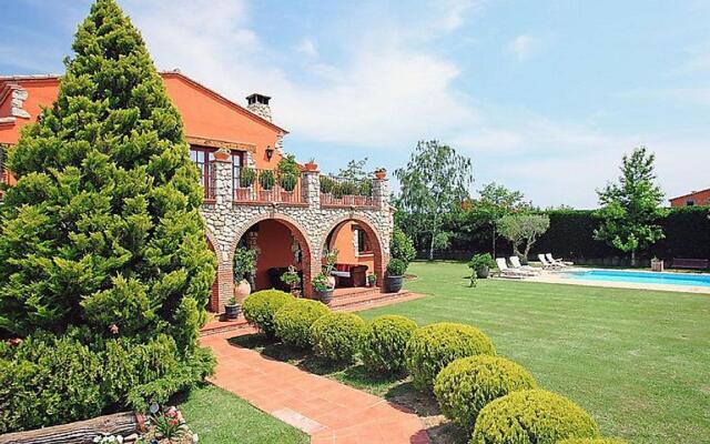 Ideal villa in Peralada with private pool and garden