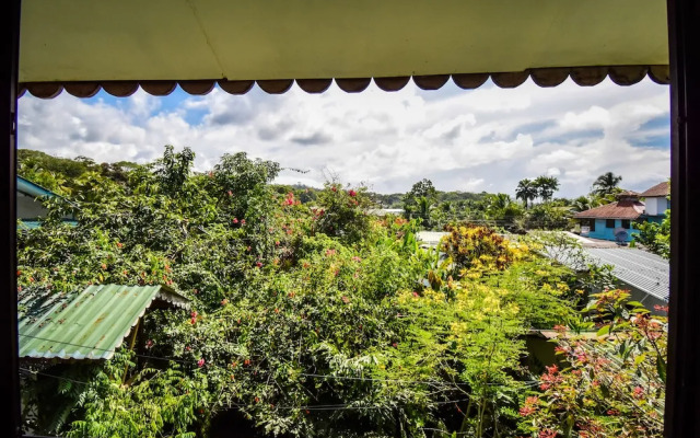 Jacaranda Hotel & Jungle Garden