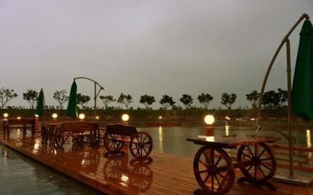 Luxiang Gucun Holiday Hotel