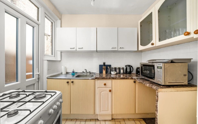 Homely 4-bedroom Home With 2 Baths & Free Parking