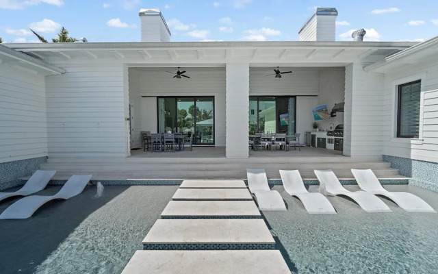 Dream Island 8 Bedroom Home