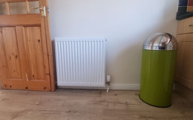 Lovely 2 Bedroom Apartment With Private Parking