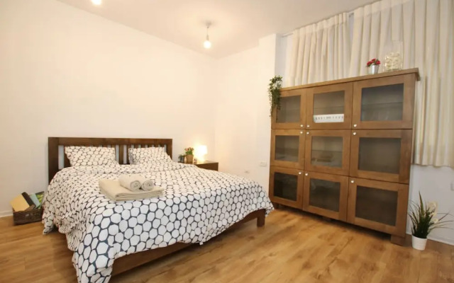 Amazing 3 Bedroom Garden Apartment near Gordon Beach