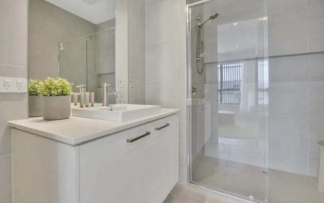 Oceanview Luxury With Dedicated Workspace