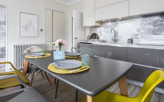 Stunning Colville Gardens Apartment - ADCT