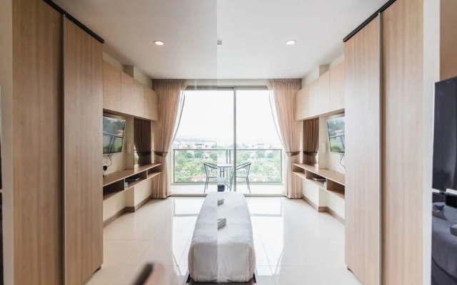 The Riviera Wongamat by Pattaya Holiday