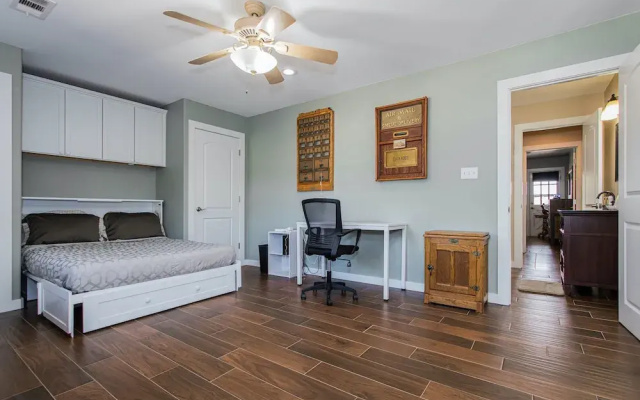 Waterfront 5 BR w/ Hot Tub Sleeps 13!