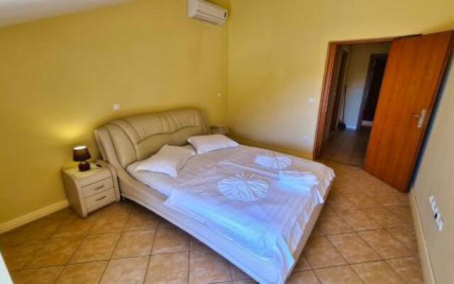 Apartments Villa Astra & Pinija