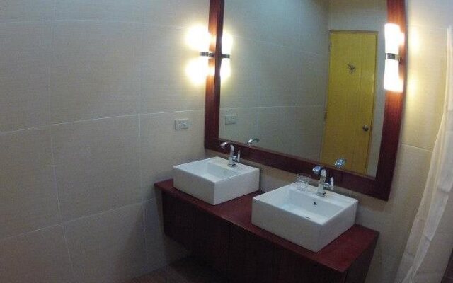 GraceHill EconoSuites Hotel