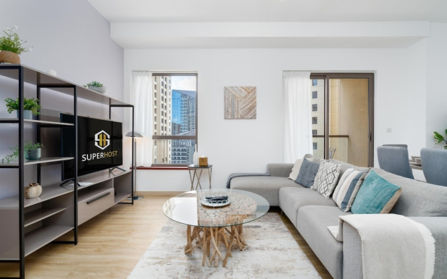 Whitesage - Magnificent Waterfront Apt, Steps From the Beach