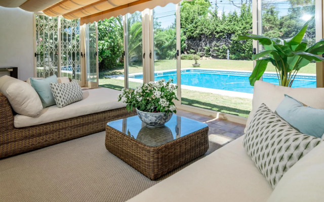 CLN- Spacious 6 bedroom villa next to beach