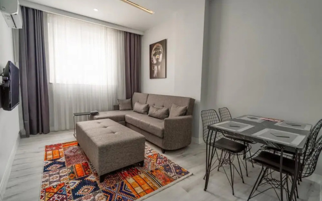 Charming and Central Flat Near Beach in Muratpasa