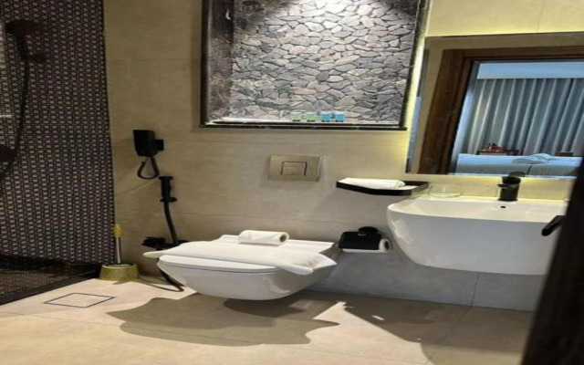 Golden Balcony Hotel