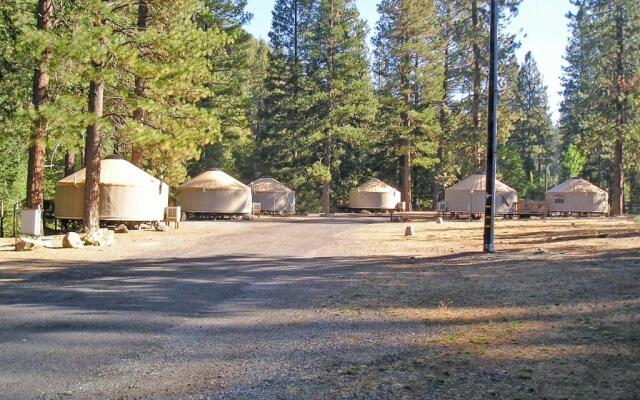 Yosemite Lakes Wheelchair Accessible Meadow Yurt 16