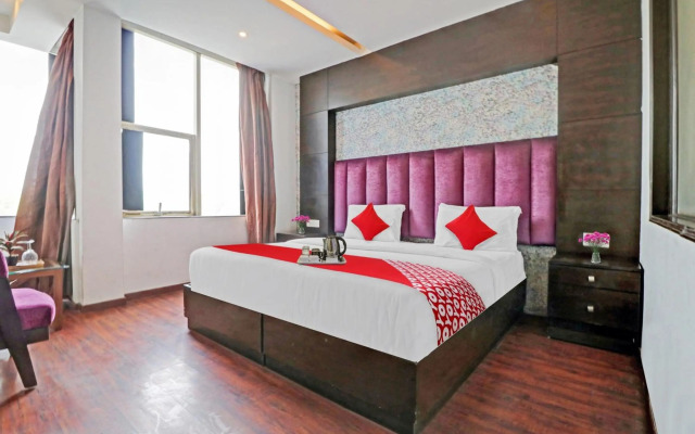 OYO 90654 Hotel Grand Luxury