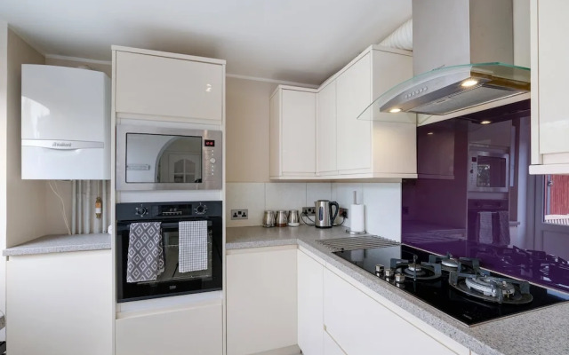 Elegant 5 Bed Home with Garden- Slough