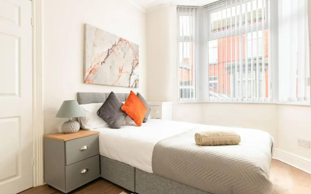 Inviting 3-bedroom Home in Liverpool With Parking