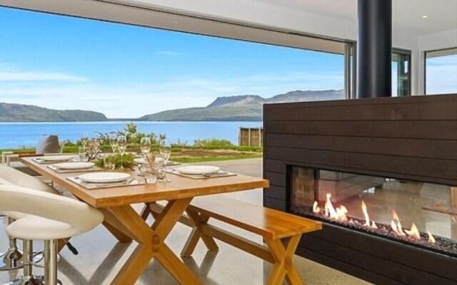 Mana Sarovar - Designer Lake Tarawera Holiday Home