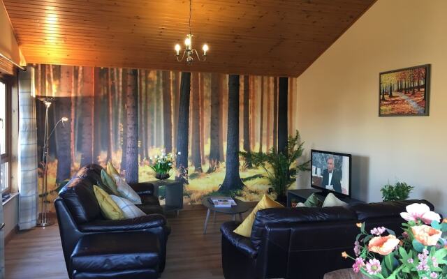 Silver Birch Lodge With Hot Tub Near Cupar, Fife