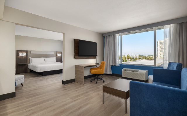 Holiday Inn Express & Suites Phoenix Midtown by IHG