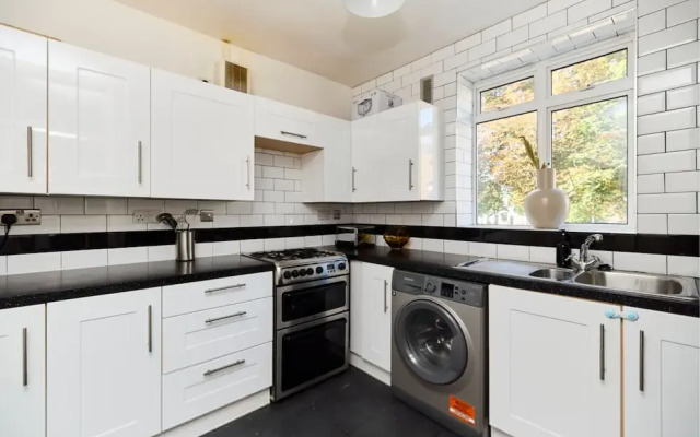 The Holloway Place - Modern 1bdr Flat With Balcony