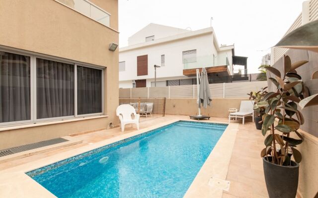 Prestigious Beachfront Villa PrivatePool