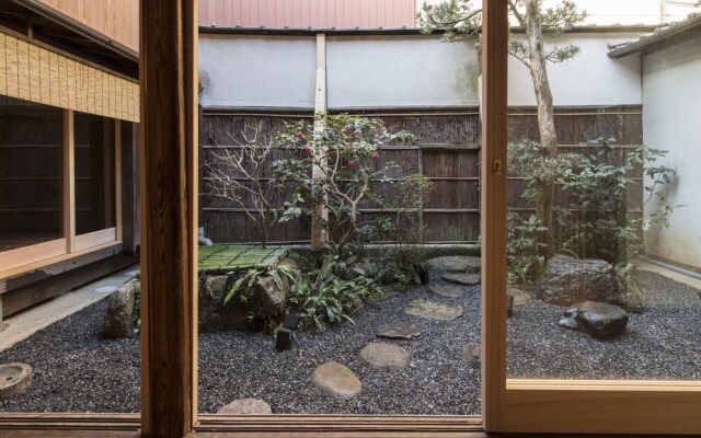 Gion Komatsu
