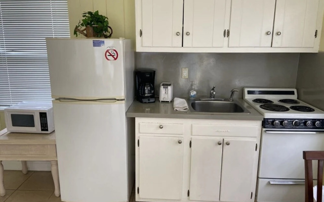 Holiday Court 01 - Surfside