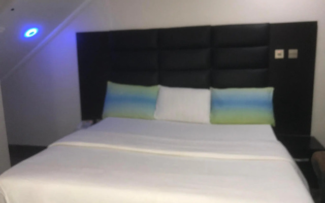 Ritz-Carinton Suites