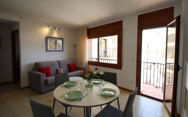 Modern-chic Apartment in Rosas Near the Beach