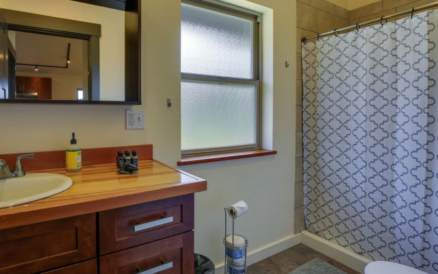 Modern White Salmon Apartment, Steps From Town