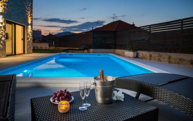 Villa Salt - 10 people, heated pool, Trogir, near beach & Split airport