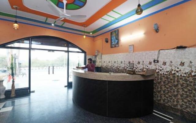 OYO 27763 Tr Hotel