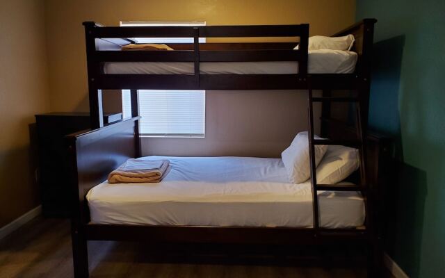 Pinecrest Inn & Suites