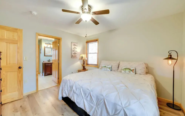Cozy Waverly Cabin w/ Fireplace & Deck!
