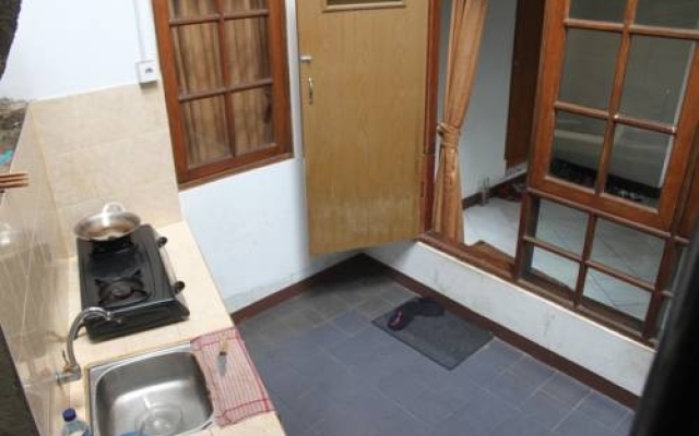 Elvia Guest House