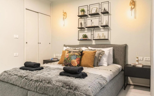 Renovated 2 BR with 2 BTH front Mamilla Mall
