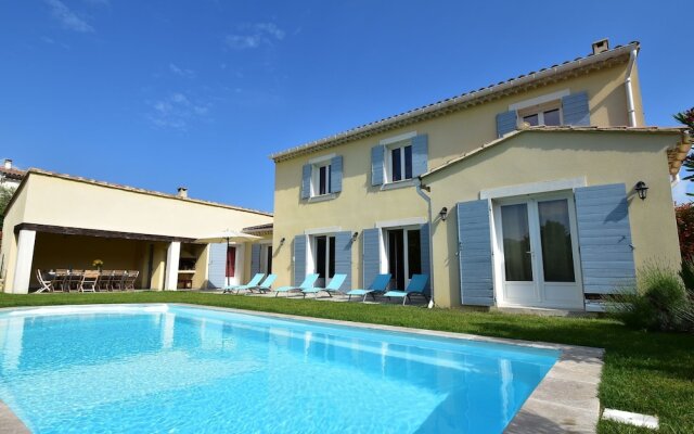 Spacious Villa in Vaison-la-Romaine with Swimming Pool