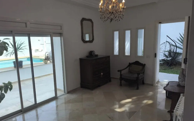 Stylish villa avec parking et piscine