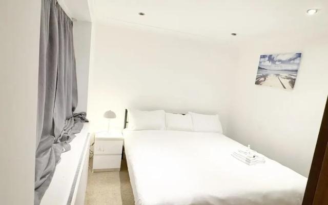 3 Bedroom in Northolt by Stayfolk