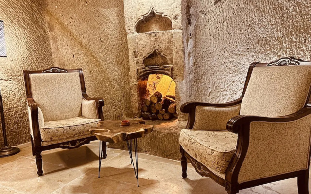 Asma Alti Cave Suits