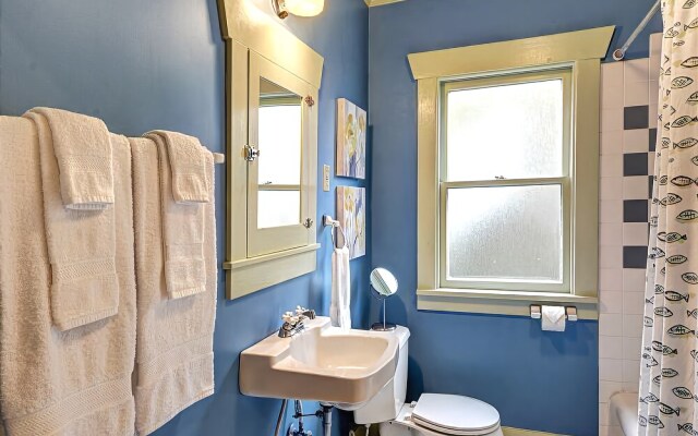 Phinneywood Bungalow - Two Bedroom Home with Fireplace